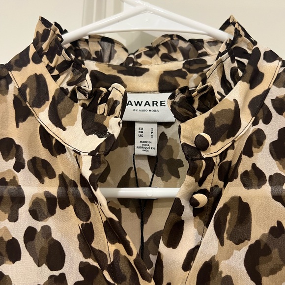 LEOPARD SHIRT Ruffle Shoulder - Picture 9 of 9